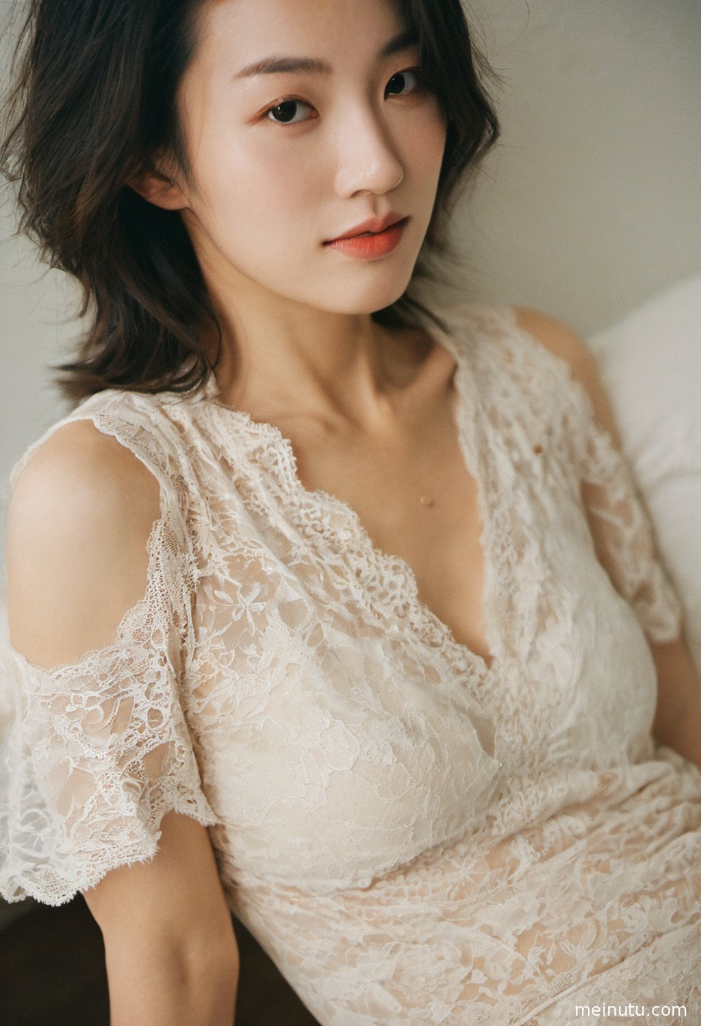 海浪轻拍沙滩，女性半身构图，光影勾勒出迷人线条。