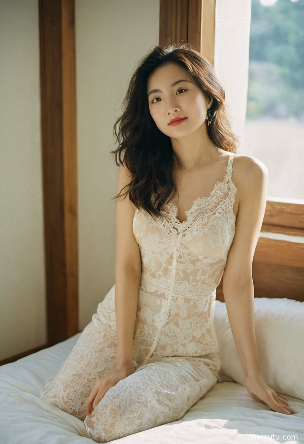 逆光下的海边，女性的侧影在柔和光晕中散发神秘魅力。