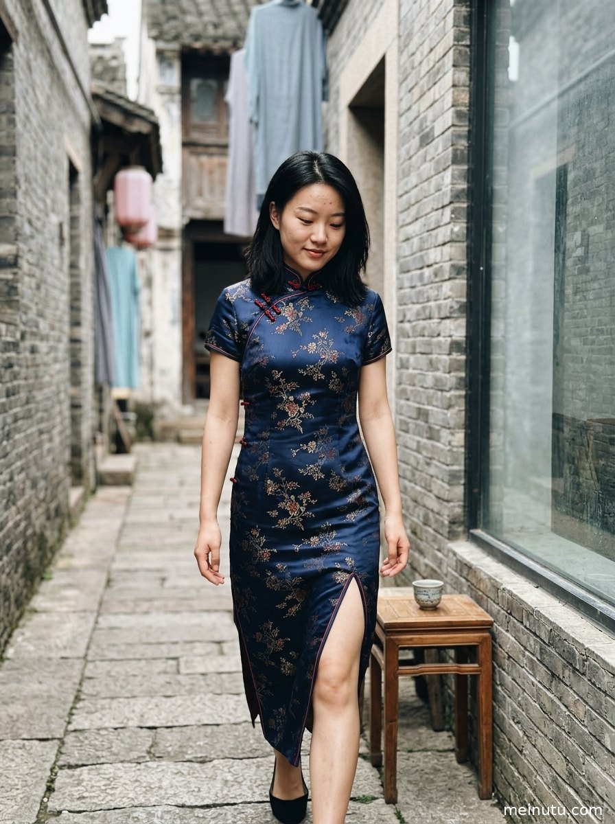 窗边全身构图的旗袍写真，改良大摆连衣裙展现轻盈裙摆与东方气质。